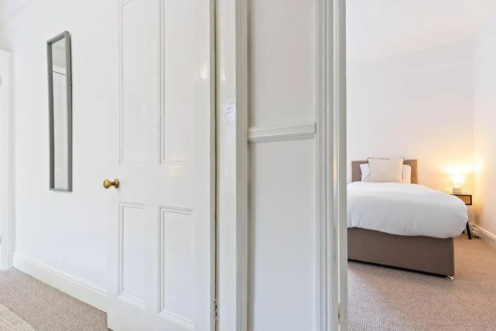 Spacious House - Sleeps Up To 9 - Long Stays Welcome - Free Parking, Fast Wifi And Smart Tv By Yoko Property Brotton 0*,  United Kingdom
