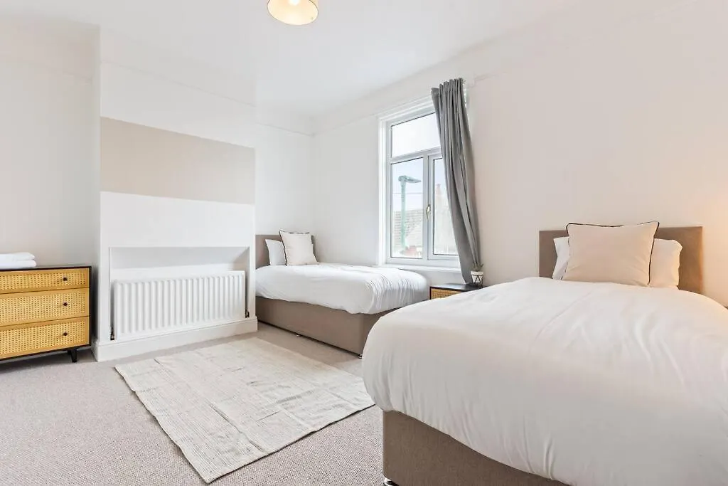 Spacious House - Sleeps Up To 9 - Long Stays Welcome - Free Parking, Fast Wifi And Smart Tv By Yoko Property Brotton Holiday home